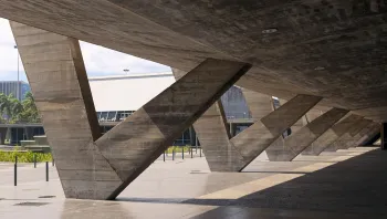 Museum für Moderne Kunst in Rio de Janeiro, Basis der V-förmigen Säulen