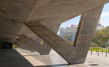 Museum für Moderne Kunst in Rio de Janeiro, Basis der V-förmigen Säulen