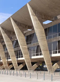 Museum für Moderne Kunst in Rio de Janeiro, Detail der Fassade mit V-förmigen Pfeilern
