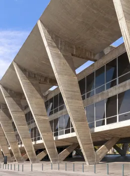 Museum für Moderne Kunst in Rio de Janeiro, Detail der Fassade mit V-förmigen Pfeilern