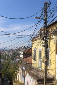 Oberes Ende des Anstiegs der Straße Andrés Belo mit der Favela Tavares Bastos im Hintergrund