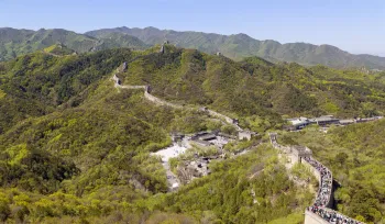 Große Mauer bei Badaling, Blick vom nördlichen auf den südlichen Abschnitt