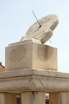 Verbotene Stadt, Halle der höchsten Harmonie, Sonnenuhr