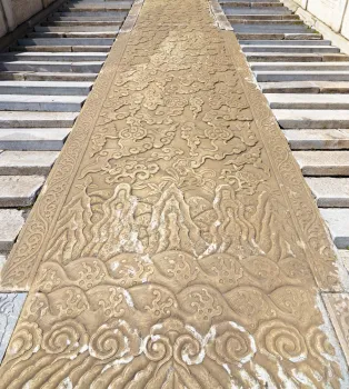 Verbotene Stadt, Pavillon der Verbreitung von Rechtschaffenheit (Hongyi Pavillon), Detail der Treppe mit Relief