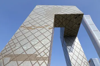 CCTV-Hauptsitz, Detail der Fassade mit China Zun (CITIC-Turm) im Hintergrund