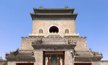 Pekinger Glockenturm, Detailansicht mit Tor