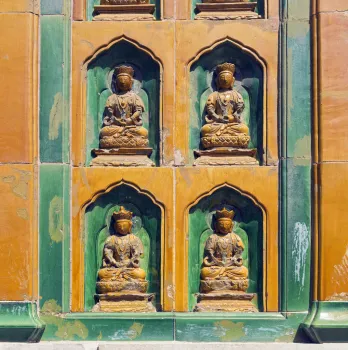 Neuer Sommer Palast, Meer der Weisheit, Detail der Fassade mit Buddha-Skulpturen