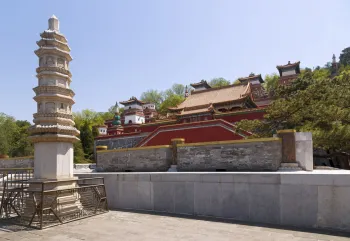 Neuer Sommerpalast, Vier-Große-Regionen-Komplex, mit den Ruinen der Kiefern-Halle im Vordergrund