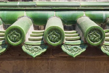 Himmelstempel, Dachziegel auf der Außenmauer