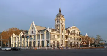 Ausstellungshalle Zheng­yang­men des Chinesischen Eisen­bahn­museums, Nord­west­ansicht