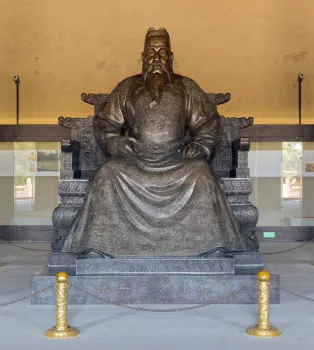 Ming Changling-Mausoleum, Halle des Segens und der Gnade (Ling'En-Halle), Statue des Yongle-Kaisers Zhu Di