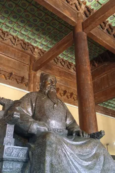 Ming Changling-Mausoleum, Halle des Segens und der Gnade (Ling'En-Halle), Statue des Yongle-Kaisers Zhu Di