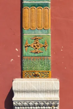 Tempel Putuo Zongcheng, Glasierter Torbogen, Pilaster