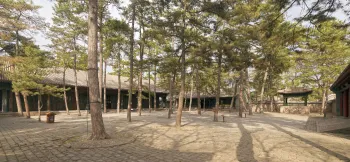 Kaiserlicher Sommerpalast, Halle der Genügsamkeit und Bescheidenheit (Danbo-Jingcheng-Halle), Vorplatz