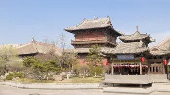 Shanhua-Tempel, Blick vom Westgarten auf die Große Halle, den Puxian-Pavillon und den Xishang Pavillon