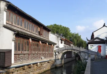 Pingjiang-Fluss mit Sujun-Brücke und Fuxi-Guqin-Kultursaal