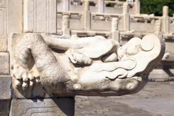 Ming Changling-Mausoleum, Halle des Segens und der Gnade (Ling'En-Halle), Drachen­skulptur der marmorenen Terrasse