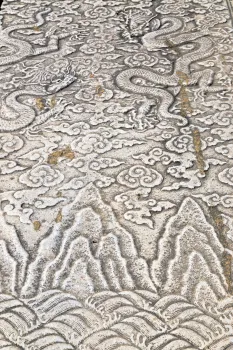 Ming Changling-Mausoleum, Ling'en-Tor, Detail des Reliefs der marmorenen Terrasse