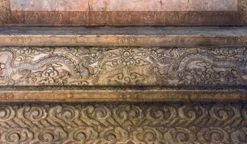 Ming Dingling-Mausoleum, Seelenturm, Detail des Sockels der Stele