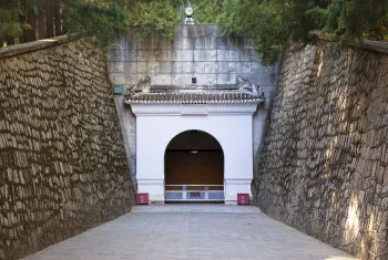Ming Dingling-Mausoleum, Unterirdischer Palast, Eingangstor
