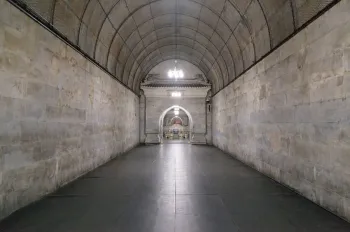 Ming Dingling-Mausoleum, Unterirdischer Palast, Vorhalle