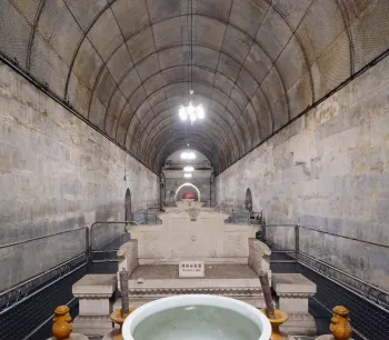 Ming Dingling-Mausoleum, Unterirdischer Palast, Opferkammer mit dem Thron der Kaiserin Xiaojing