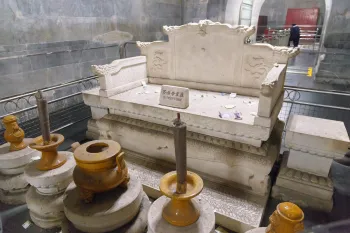 Ming Dingling-Mausoleum, Unterirdischer Palast, steinerner Thron des Wanli-Kaisers