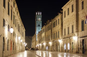 Stradun in Dubrovnik bei Nacht