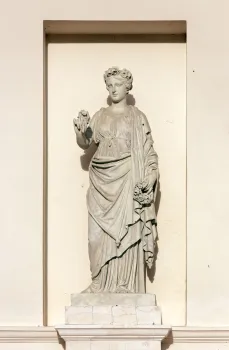Tempel der drei Grazien, Statue der Kolonnade