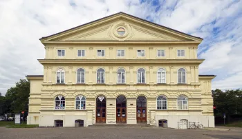 Haus der Kultur Slavie (Deutsches Haus), Hauptfassade (Westansicht)