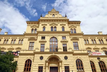 Südböhmisches Museum, Detail der Fassade des zentralen Baus