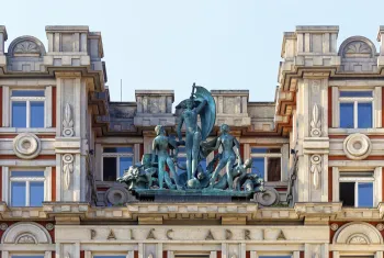Palais Adria, Detail der Nordfassade mit Skulpturengruppe