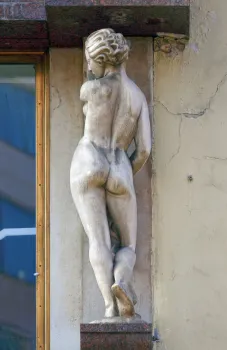Palais Adria, Statue der Fassade