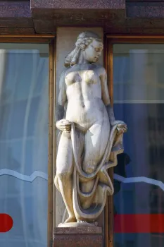 Palais Adria, Statue der Fassade