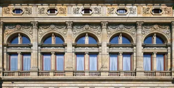 Nationaltheater, Detail der Fassade mit Fenstern