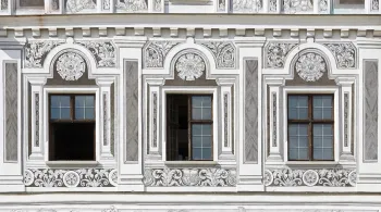 Haus Michal, Zacharias-von-Neuhaus-Platz Nr. 61, Detail der Fassade mit Fenstern