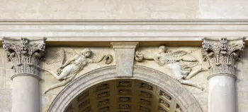 Reistenkolonnade, Detail mit Engelsreliefs und Halbsäulenkapitellen