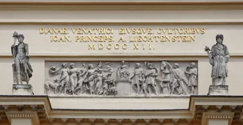 Dianatempel (Rendezvous), Attika mit Relief und Inschrift