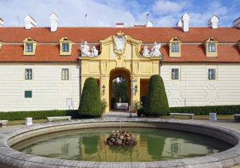 Schloss Feldsberg, Ehrenhof mit Brunnen