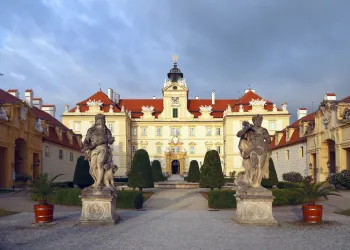 Schloss Feldsberg, Ehrenhof mit Herkules­statuen
