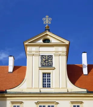 Schloss Feldsberg, Giebelgaube mit Uhr des Innenhofs