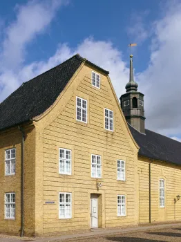 Kirche der Herrnhuter Brüdergemeine, Front des südlichen Flügebaus