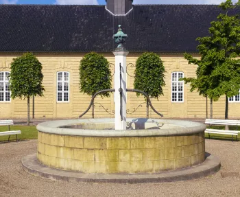 Brunnen auf dem Kirchplatz, Ostansicht