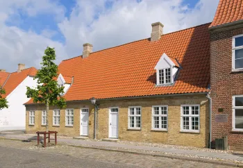 Knabenschule der Herrnhuter Brüdergemeine, Haus Lindegade Nr. 13, neben Haus Nr. 11, Südostansicht