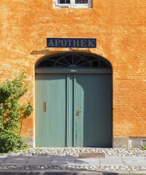 Alte Apotheke der Herrnhuter Brüdergemeine, Tor mit altem Schild