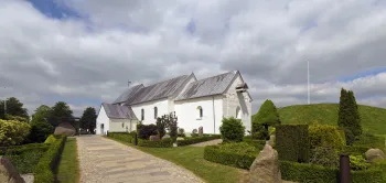 Kirche von Jelling, Südostansicht mit dem nördlichen Grabhügel rechts