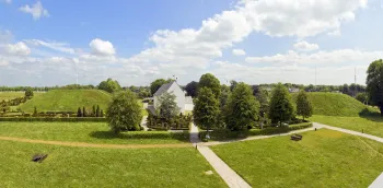 Kirche von Jelling zwischen nördlichem und südlichem Grabhügel