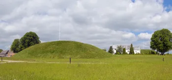 südlicher Grabhügel von Jelling, Südostansicht mit Kirche und nördlichem Grabhügel im Hintergrund