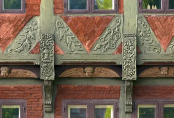 Borchs Hof, Detail der Fassade mit geschnitzten Fachwerkbalken