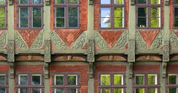 Borchs Hof, Detail der Fassade mit geschnitzten Fachwerkbalken